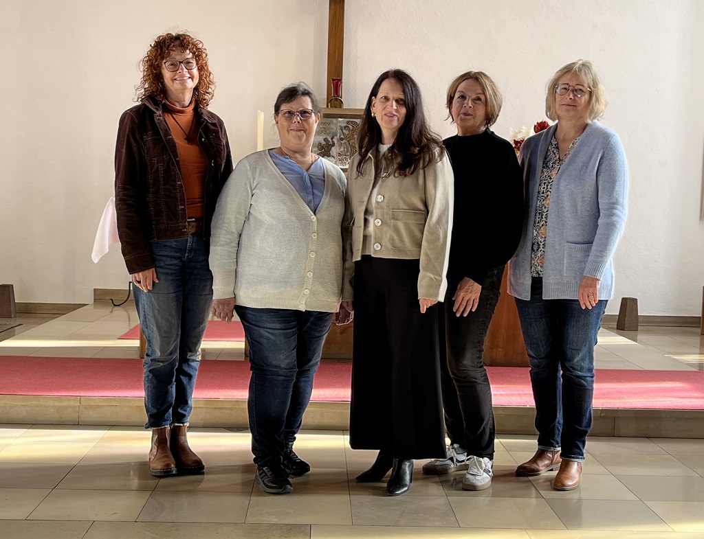 Fünf Frauen vor dem Altar