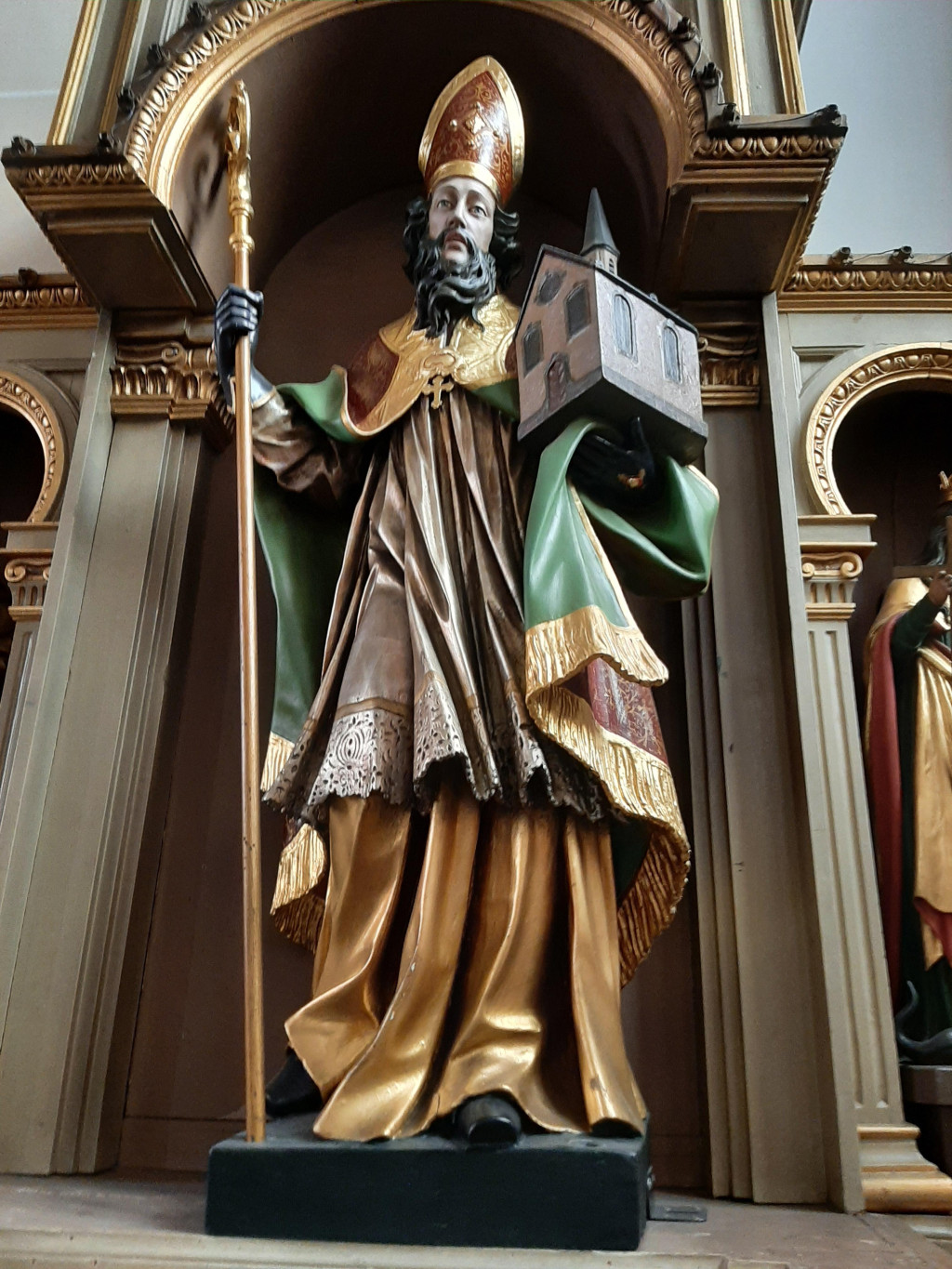 Statue des Heiligen Bardo in der Kirche Sankt Laurentius in Oppershofen.