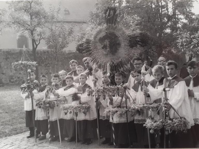 Messdienerschar in den 1950er Jahren zum Erntedankfest.