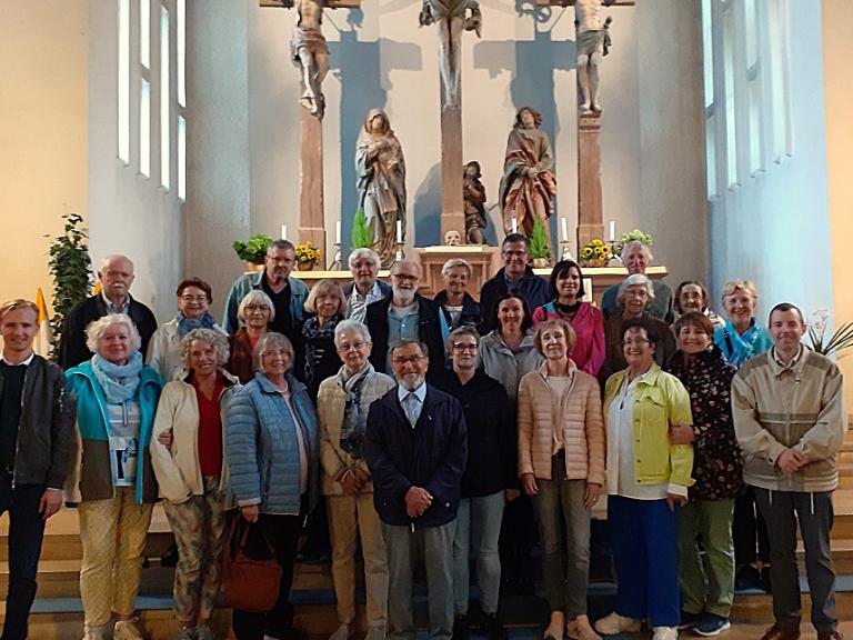 Die Reisegruppe am Altar der Wallfahrtskirche Hessenthal
