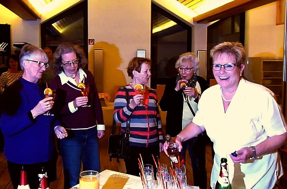 Personen feiern mit Cocktail