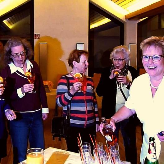 Personen feiern mit Cocktail