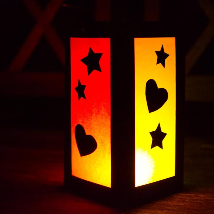 leuchtende Martinslaterne vor dunklem Hintergrund