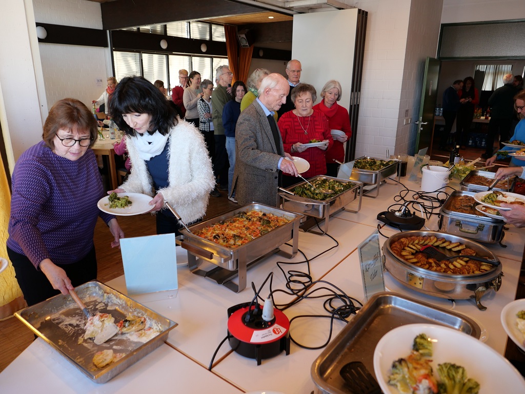 Zu einem Mittagessen und anschließendem Kaffeetrinken waren die Ehrenamtlichen der Gemeinde St. Gottfried ins Gemeindehaus eingeladen.