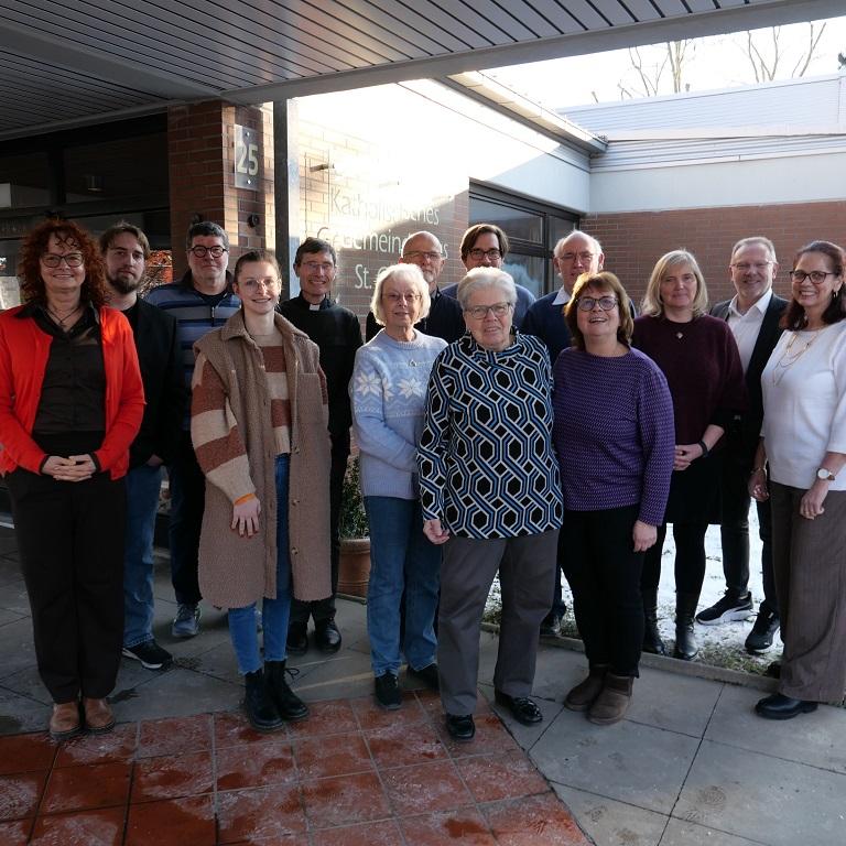 Das Seelsorgeteam von St. Gottfried verabschiedete die ehrenamtlichen Mitglieder des Pfarrgemeinde- und des Verwaltungsrats: (v.l.) Gemeindesekretärin Patricia Philipp, Gemeindereferent Patrick Wach, Peter Eichler, Gemeindereferentin Talisa Philipp, Pfarrer Tobias Roßbach, Gabriele Händel, Robert Wieschalla, Benedikt Model (hinten), Renate Schwarzer, Rudi Fischer, Bärbel Dondalski-Ehnert, Martina Jantos, Jens Drüge und Susanne Kern.