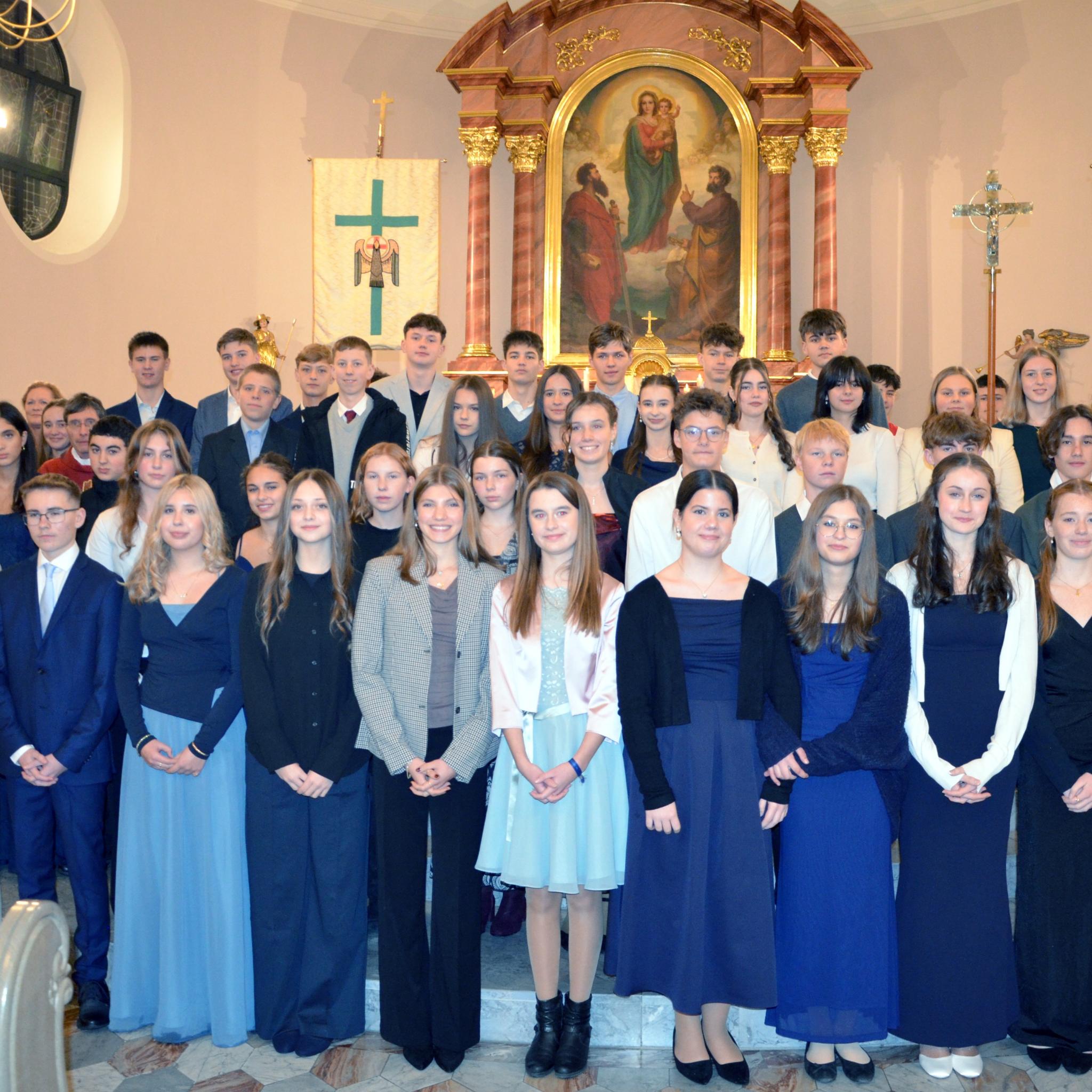 Die Firmlinge mit Bischof Kohlgraf (re.), Pfarrer Tobias Roßbach (li.) und dem Katecheten-Team