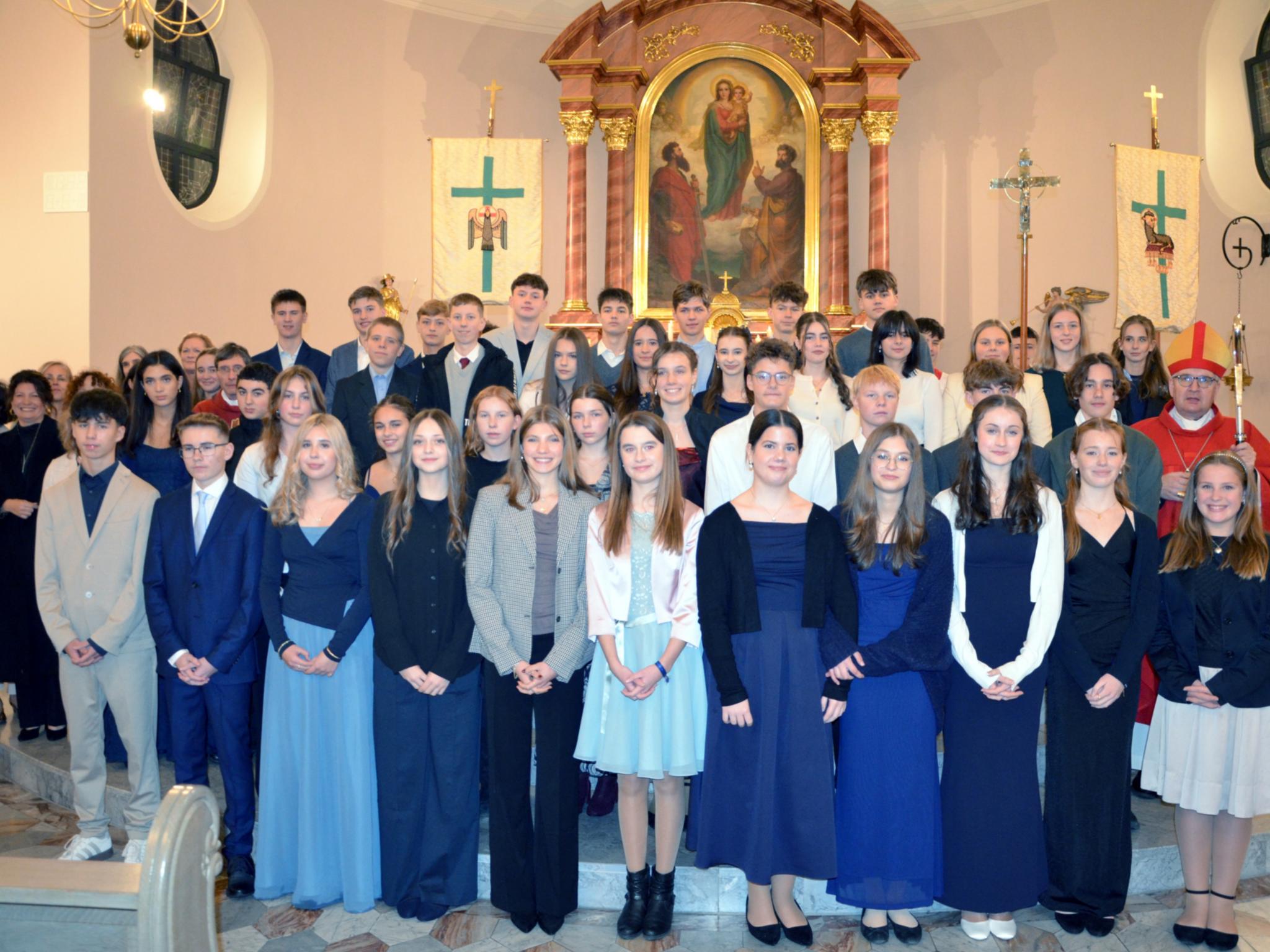 Die Firmlinge mit Bischof Kohlgraf (re.), Pfarrer Tobias Roßbach (li.) und dem Katecheten-Team