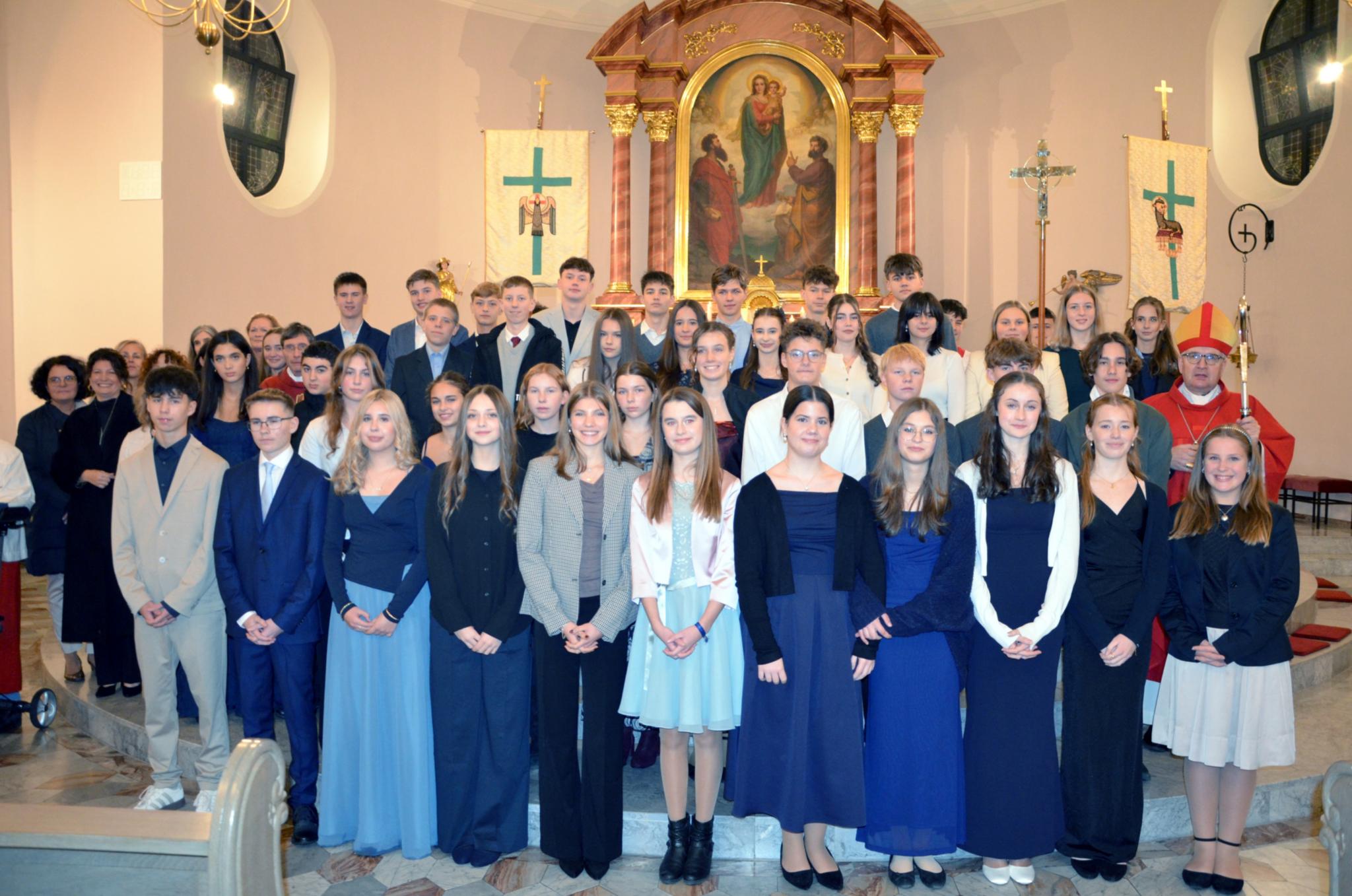 Die Firmlinge mit Bischof Kohlgraf (re.), Pfarrer Tobias Roßbach (li.) und dem Katecheten-Team