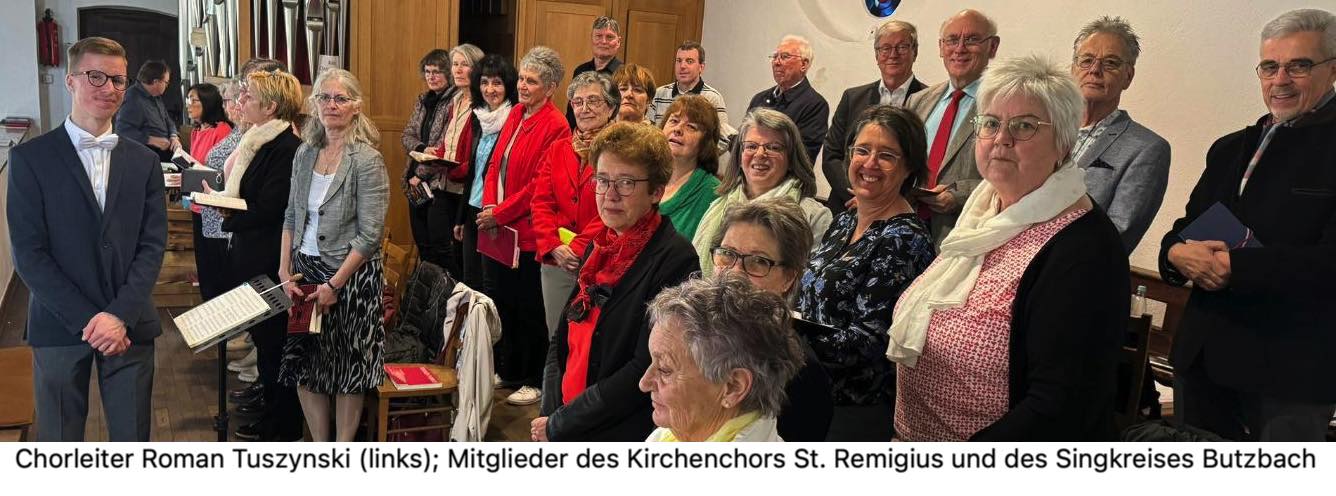Singkreis Butzbach steht auf einer Empore.
