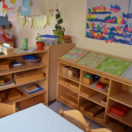 Regale mit verschiedenen Montessori-Lernmaterialien