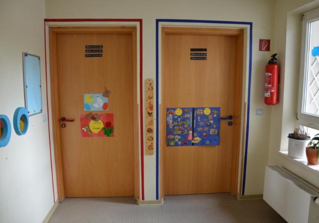 Eingang zur roten und zur blauen Gruppe im Montessori-Kinderhaus
