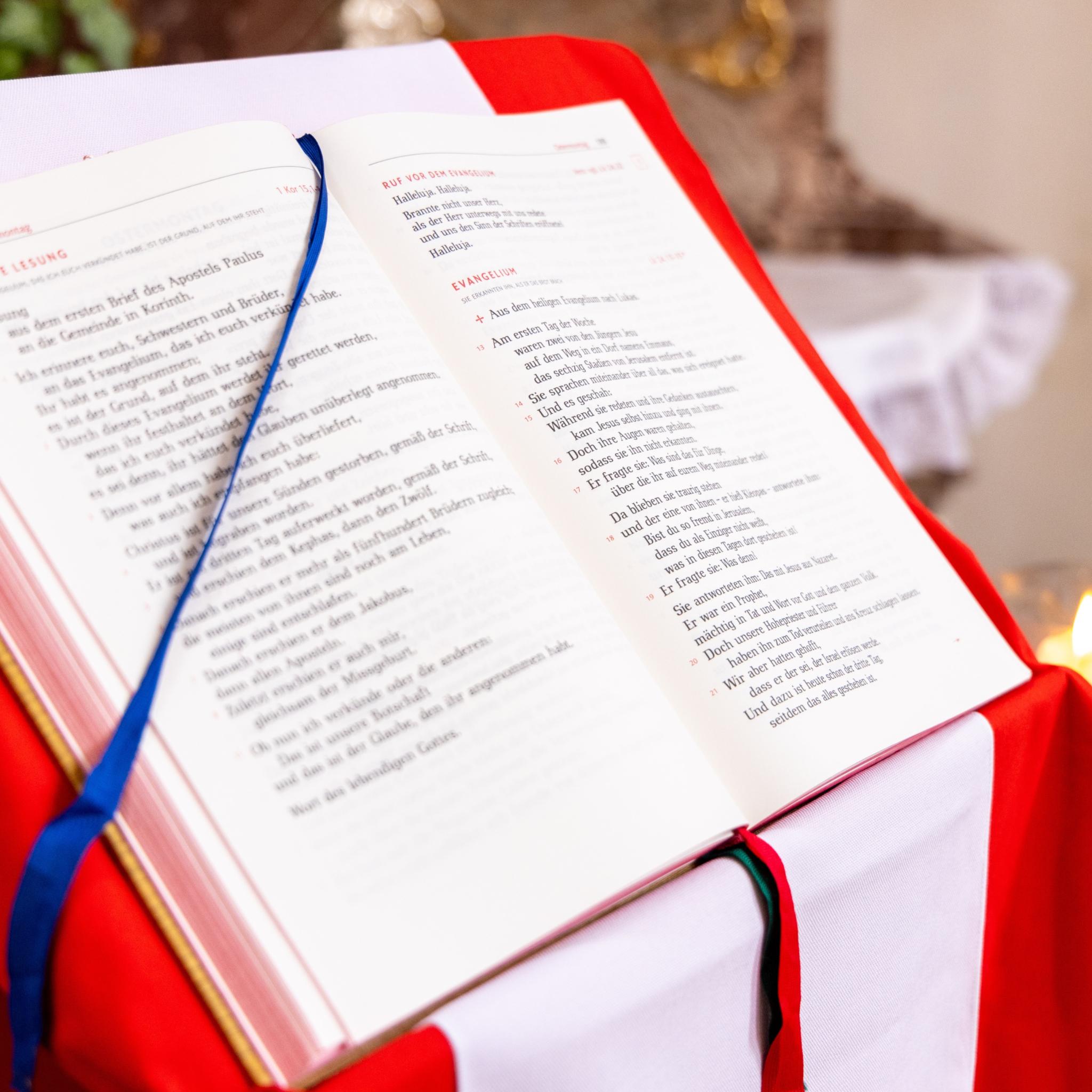 Aufgeschlagenes Lektionar mit der Tageslesung