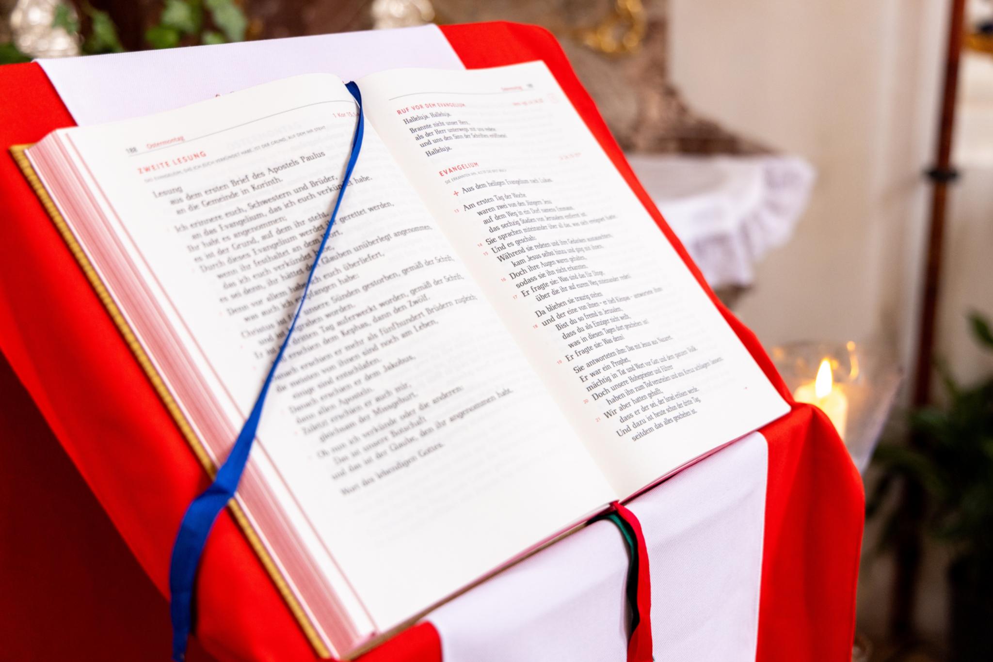 Aufgeschlagenes Lektionar mit der Tageslesung