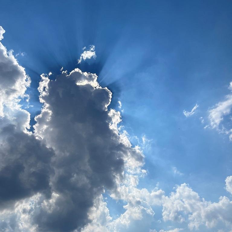 Sonne hinter einer dunklen Wolke.