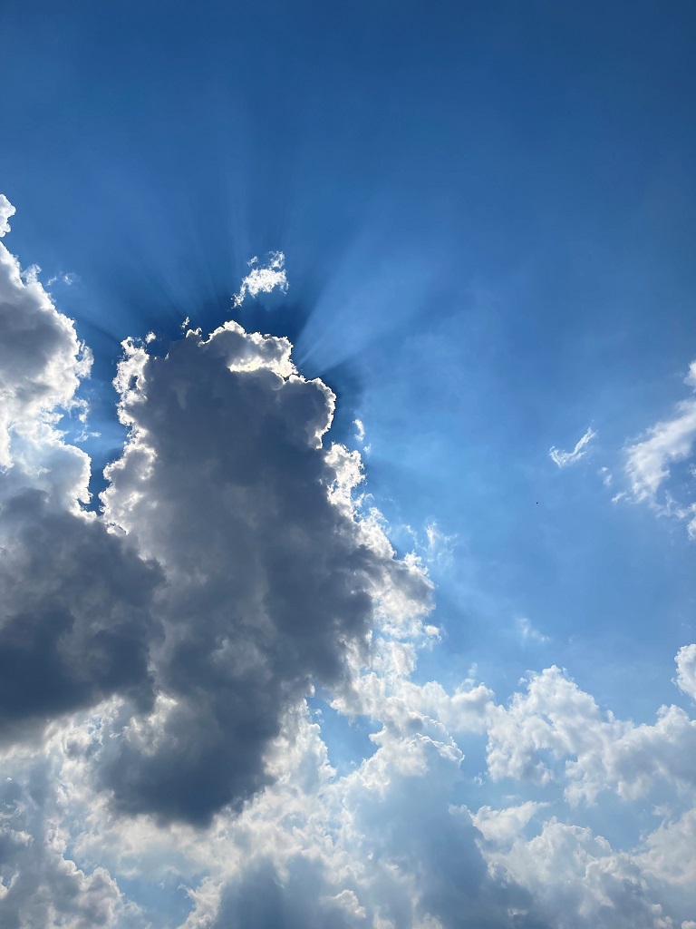 Sonne hinter einer dunklen Wolke.