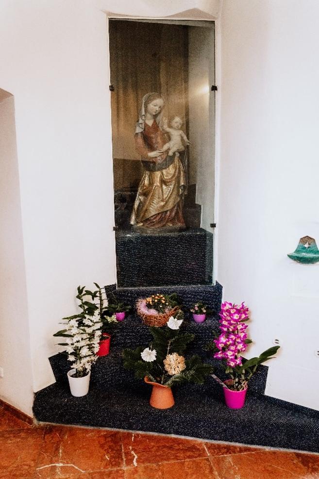 Gebetsraum mit Marienstatue in der Kirche Maria Himmelfahrt Nieder-Mörlen