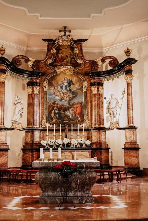 Hauptaltar in der Kirche Maria Himmelfahrt Nieder-Mörlen