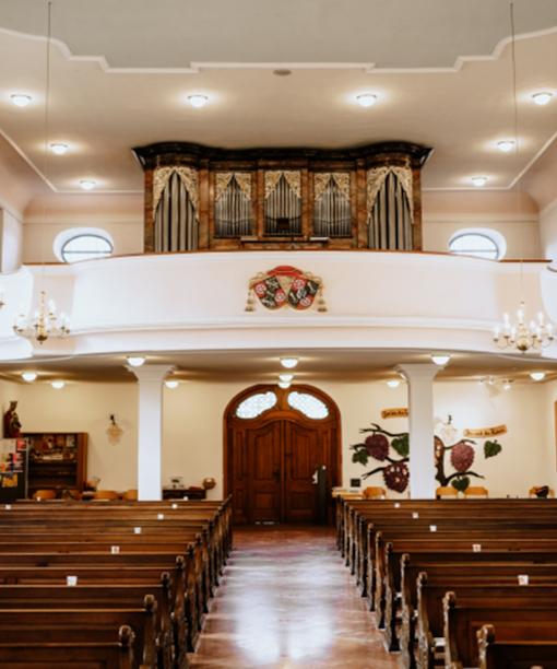 Innenansicht mit Blick auf Empore in der Kirche Maria Himmelfahrt Nieder-Mörlen
