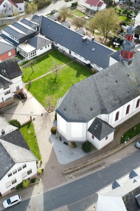 Luftaufnahme der Kirche Maria Himmelfahrt Nieder-Mörlen