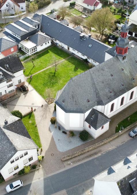 Luftaufnahme der Kirche Maria Himmelfahrt Nieder-Mörlen