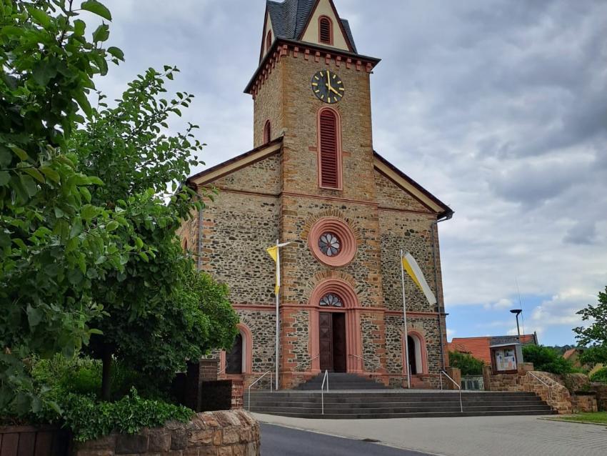 Hauptportal der Kirche Sankt Laurentius in Oppershofen