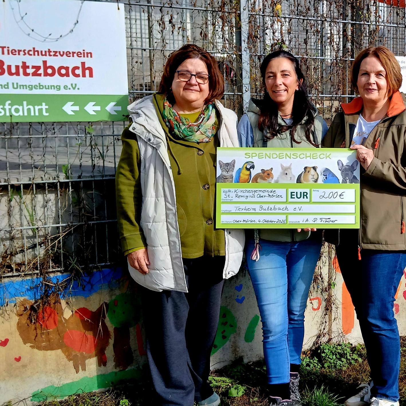 v.l. Küsterin Elke Fischer, Ariana Orsic, Pfarrsekretärin Petra Fischer