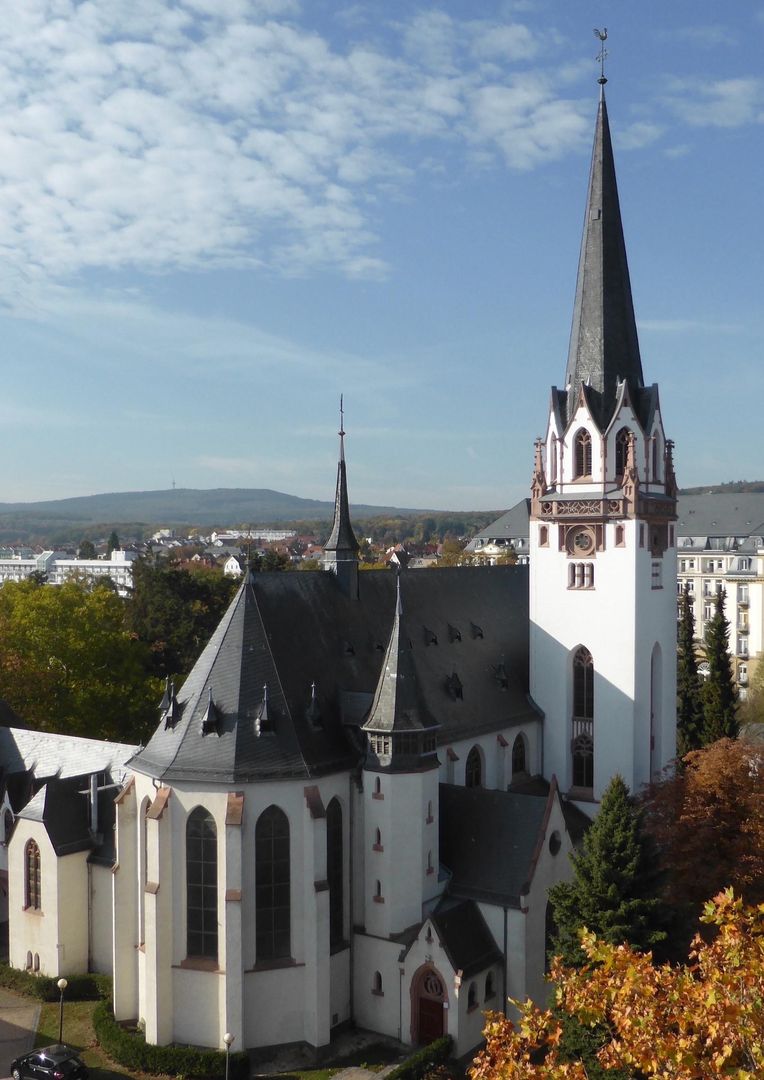 Luftaufnahme der Kirche Sankt Bonifatius in Bad Nauheim.