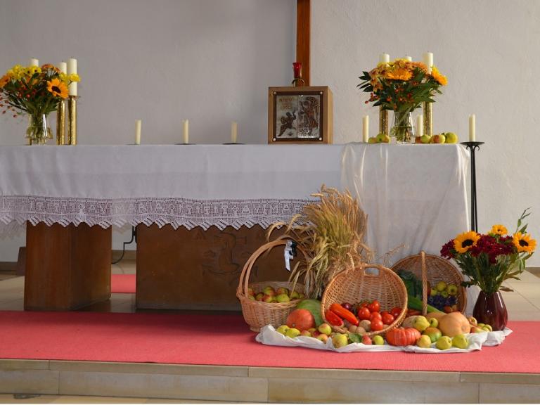 Altar in der Kirche St. Gottfried, geschmückt mit Obst und Gemüse zu Erntedank