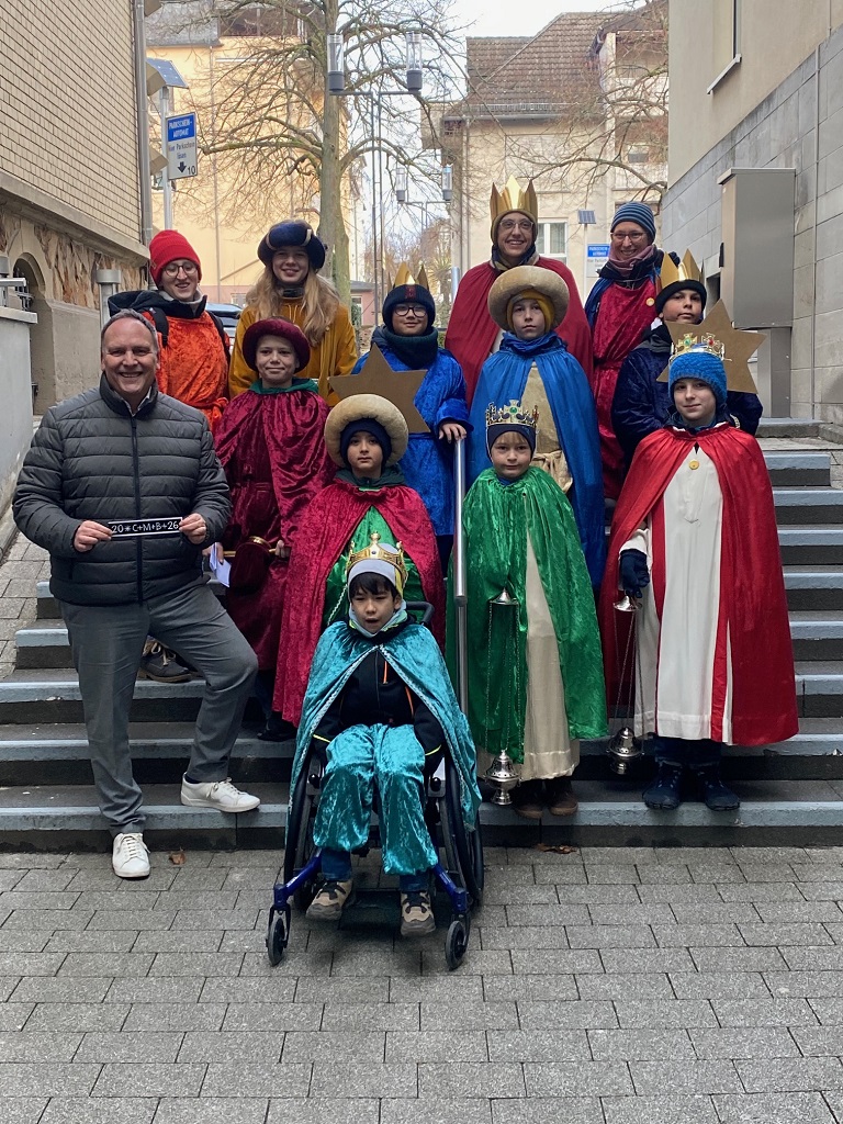 Sternsinger vor dem Rathaus mit Bürgermeister