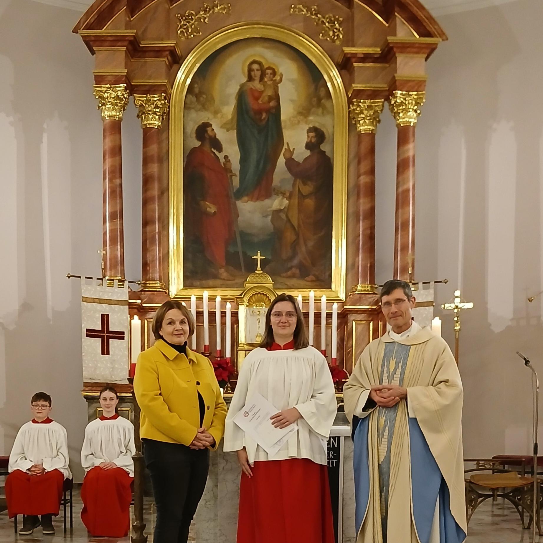 v. l. Petra Fischer, Alicia Meiß u. Pfarrer Roßbach