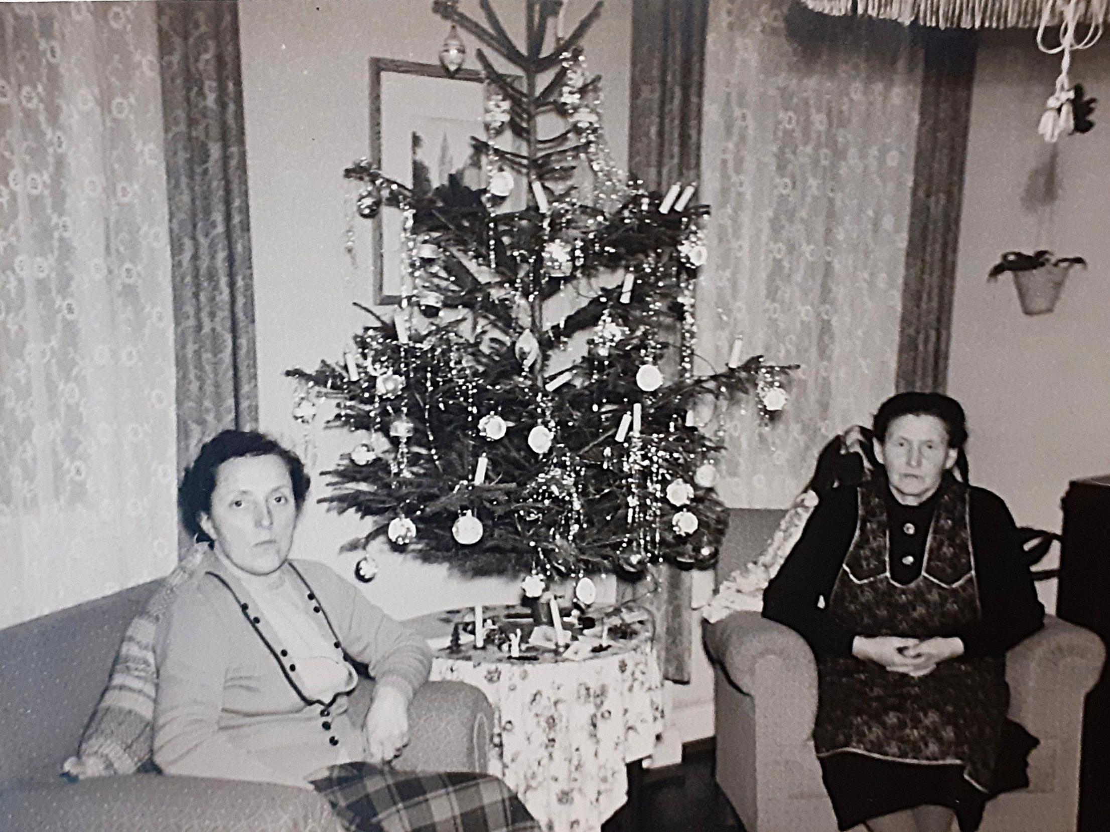 Weihnachten in den 1950er Jahren 2 Damen mit Christbaum