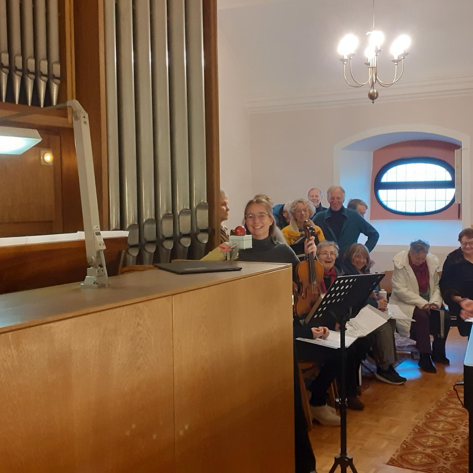 Die Akteure auf der Empore mit dem Chor im Hintergrund, links Noah Jüngel, Mitte Emma Ulowetz, rechts Witold Tuszynski