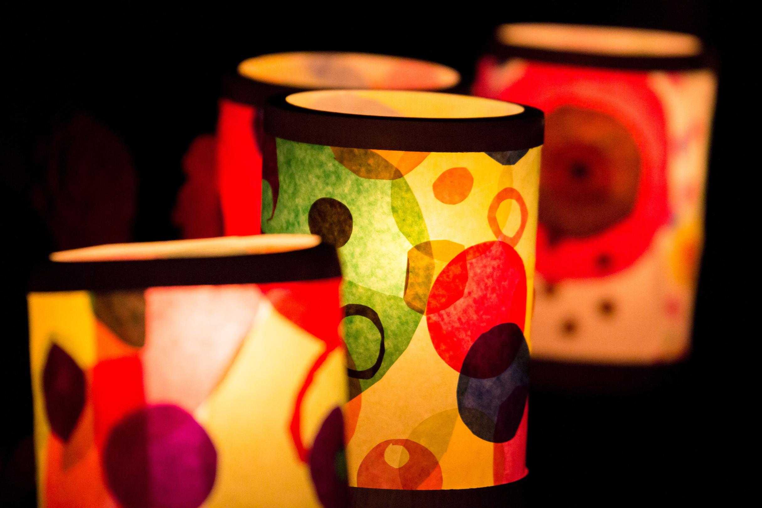 Bunte St-Martin-Laternen