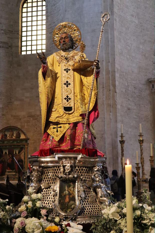 Statue in der Nikolaus-Basilika in Bari, der Grabstätte des Heiligen. (c) Joachim Schäfer - Ökumenisches Heiligenlexikon. Statue in der Nikolaus-Basilika in Bari, der Grabstätte des Heiligen.
