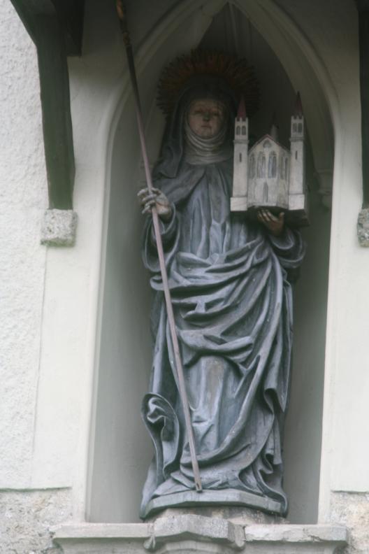Statue Erentrudis am Portal der Benediktinerinnenabtei Nonnberg