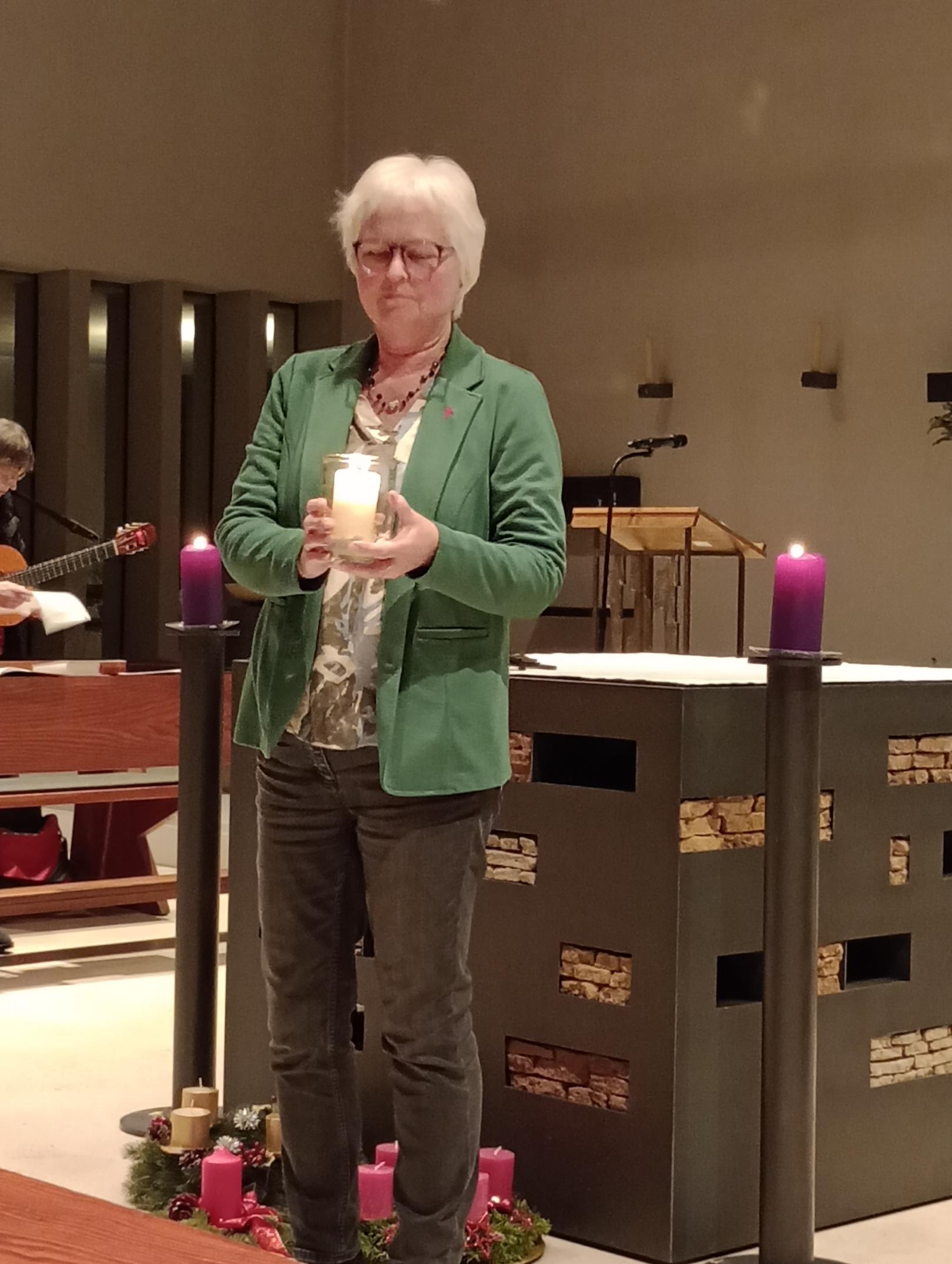 Hedwig Kluth segnet und entzündet feierlich den Adventskranz (c) Astrid Stäblein kfd