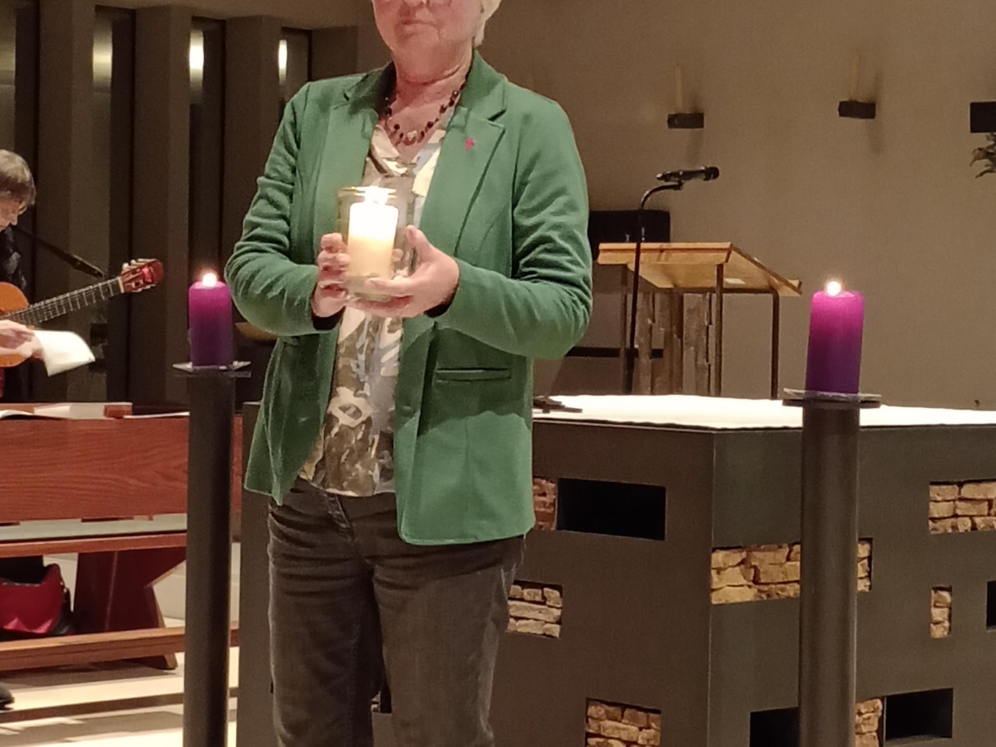 Hedwig Kluth segnet und entzündet feierlich den Adventskranz