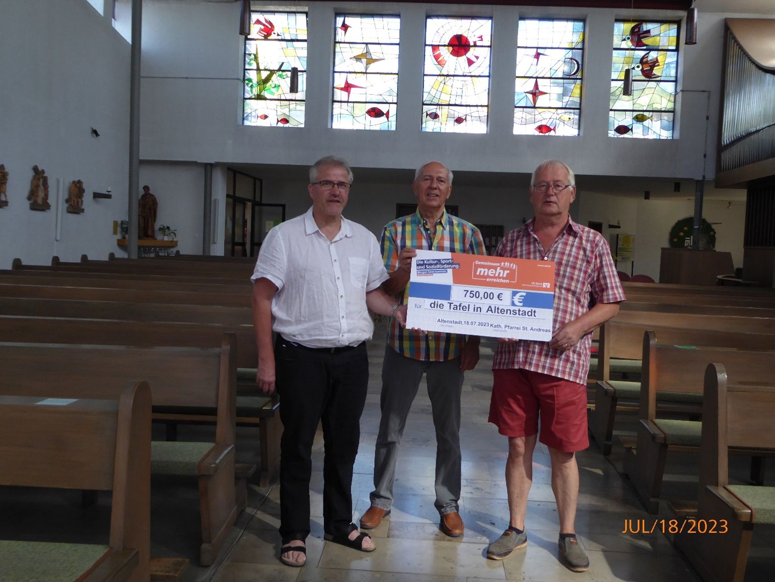 Spendenübergabe durch Pfr. Stein und Joachim Möll an Helmut Merten von der Tafel Altenstadt (c) Sankt Andreas Altenstadt