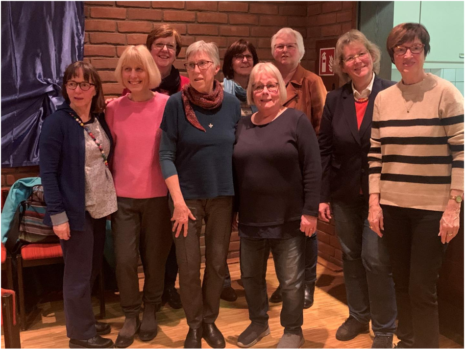 Die kfd-Frauen verabschieden Rita Schierhorn (4. v. links) und Constanze Schinkels (1. v. links)aus dem Vorstand