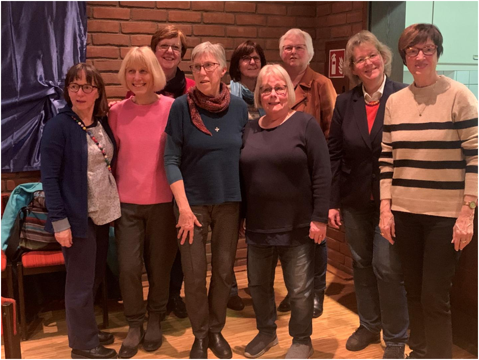 Die kfd-Frauen verabschieden Rita Schierhorn (4. v. links) und Constanze Schinkels (1. v. links)aus dem Vorstand (c) kfd St. Andreas/Büdingen