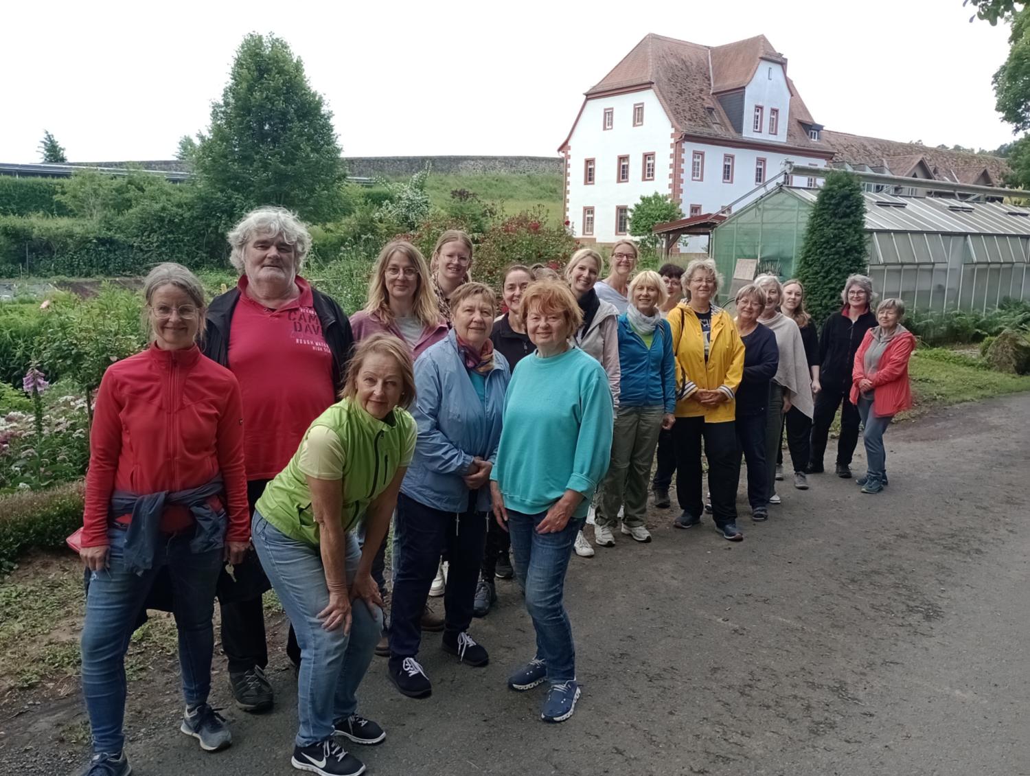 Gruppenbild im Klostergarten (c) Astrid Stäblein