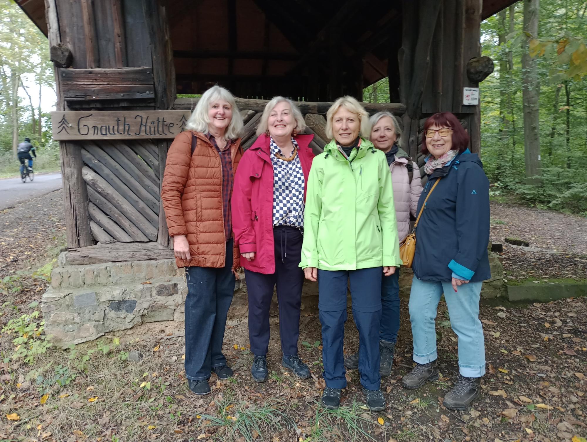 Gute Laune bei den kfd-Wanderinnen an der Gnauth-Hütte