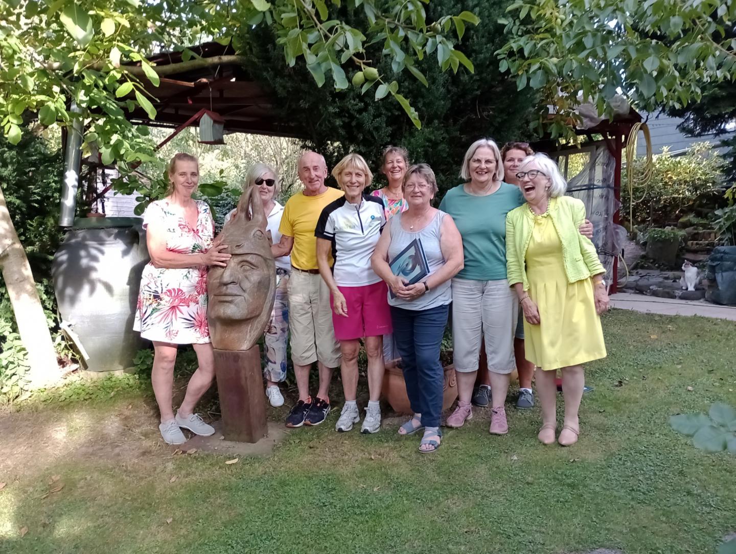 Das Künstlerehepaar Weber und die fröhlichen kfd-Radlerinnen (c) Astrid Stäblein