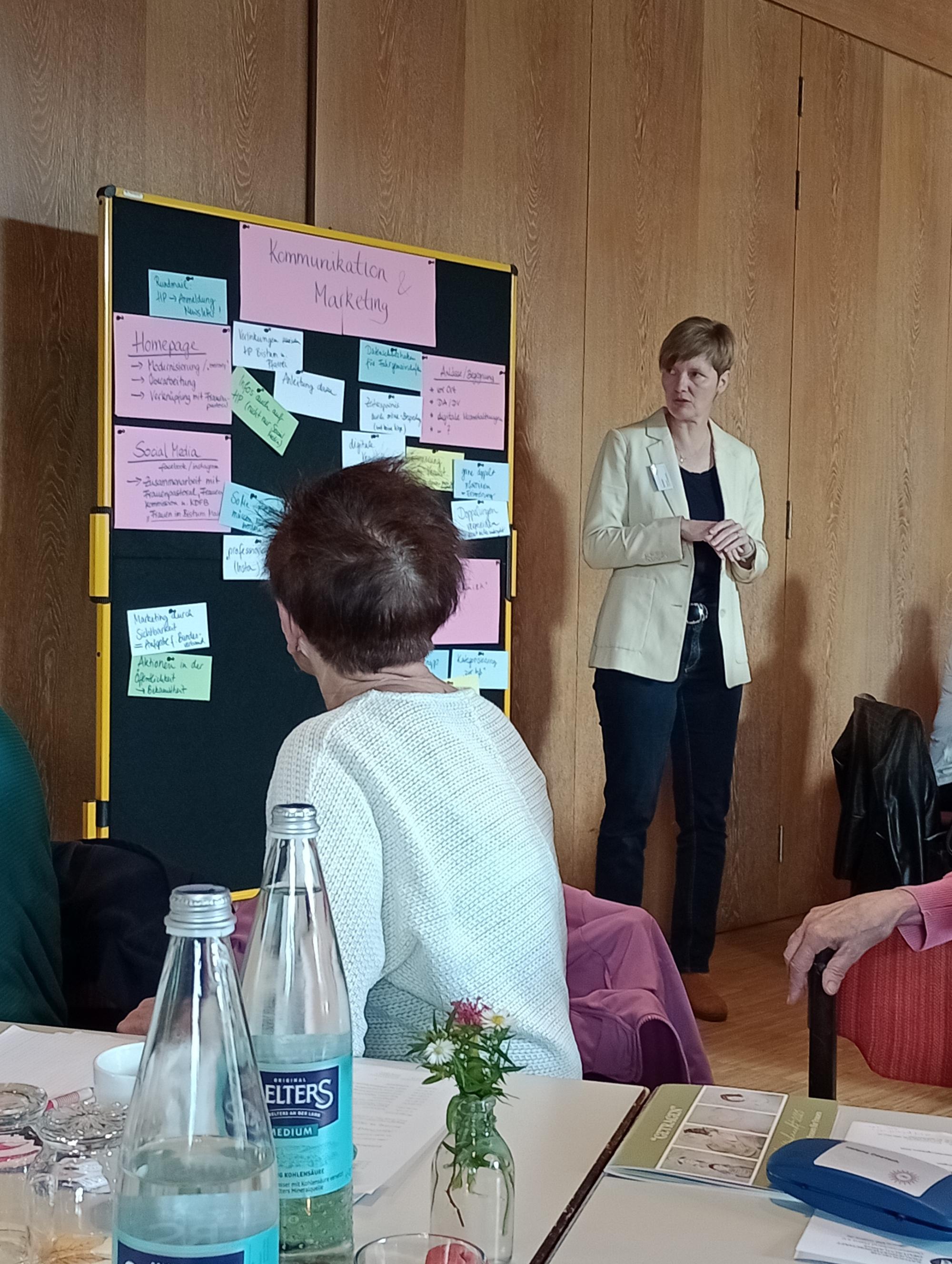 Eva Reuter bei ihren Ausführungen zum Thema Marketing und Kommunikation