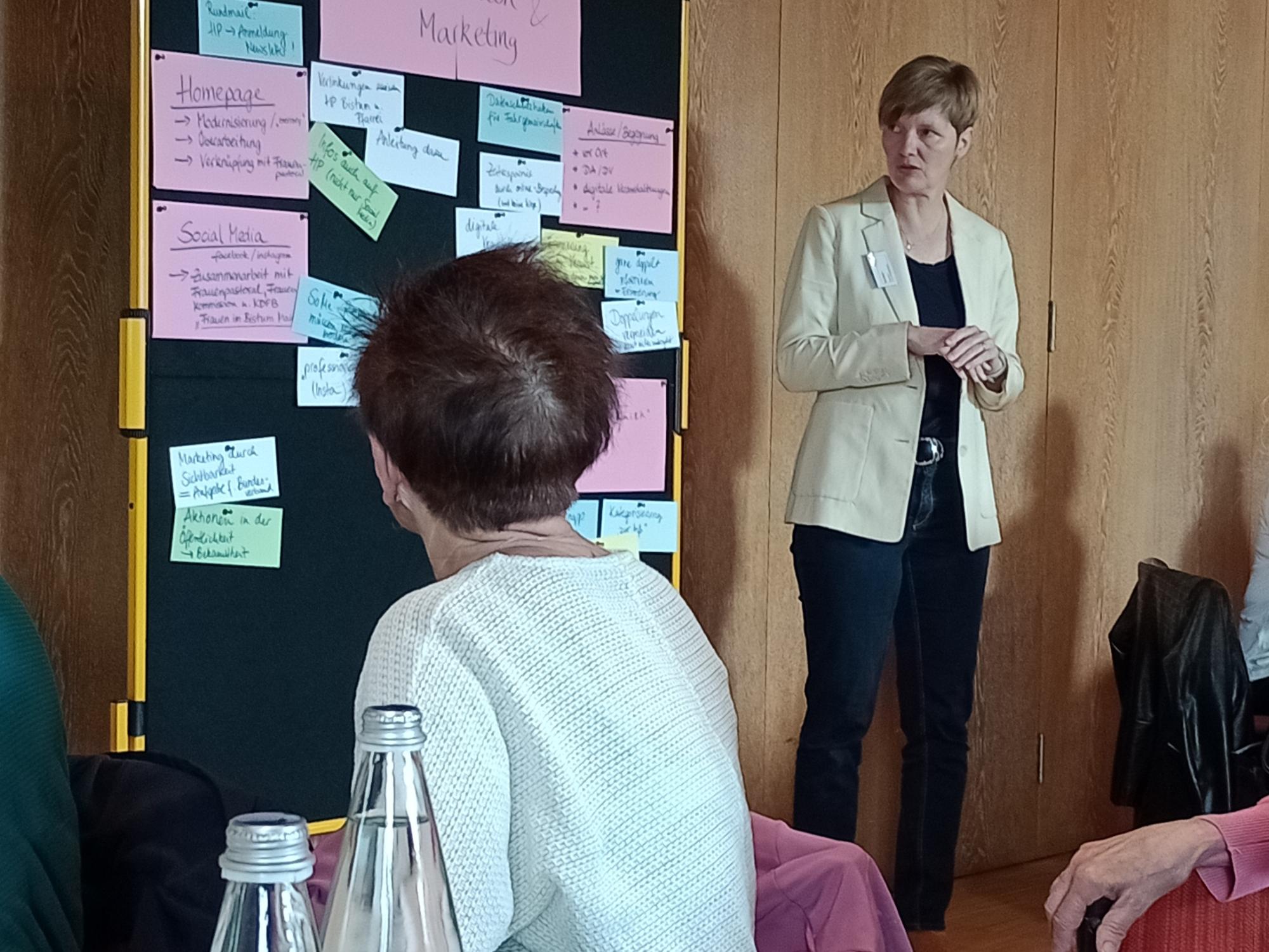 Eva Reuter bei ihren Ausführungen zum Thema Marketing und Kommunikation