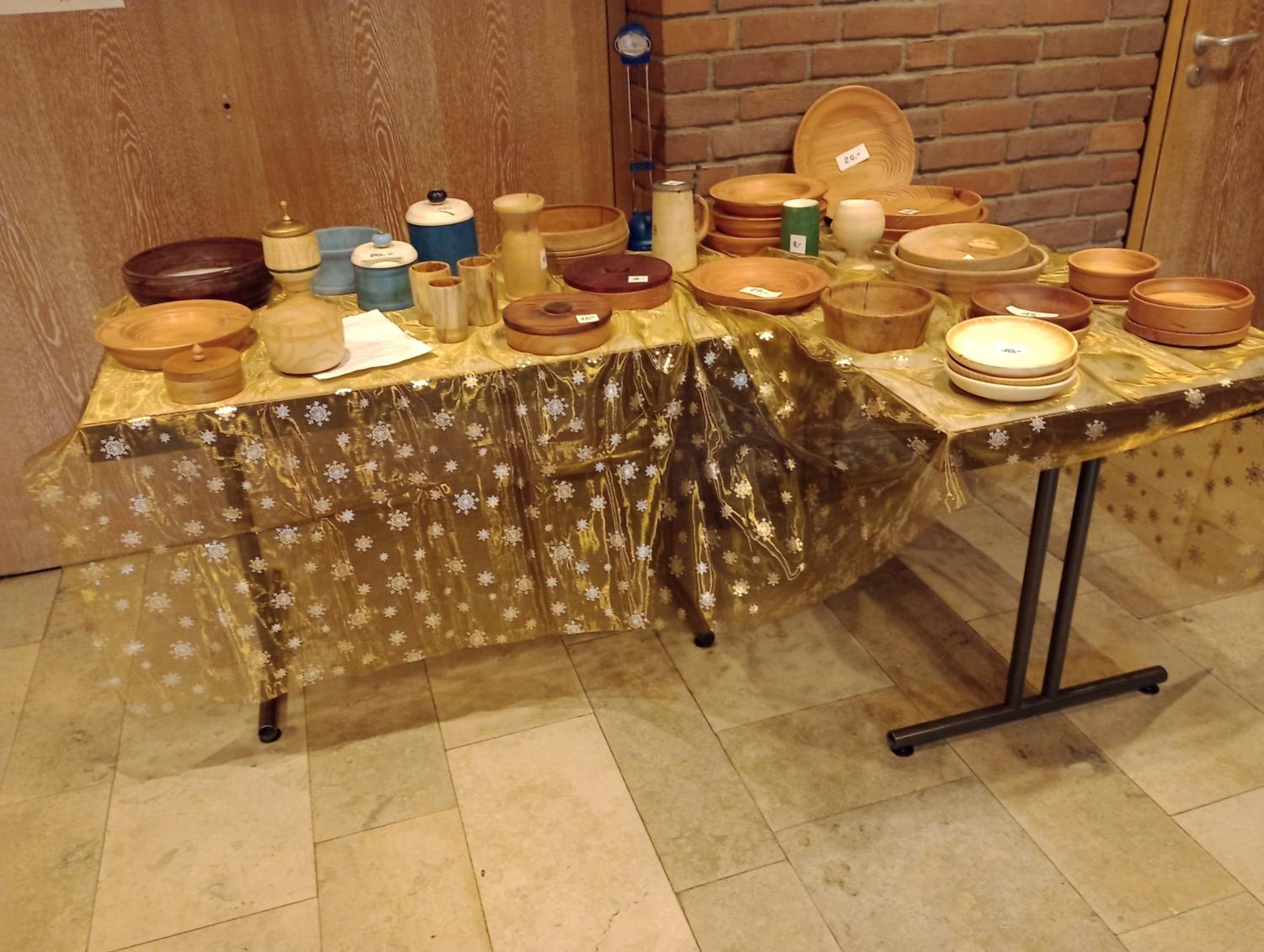 Adventsbasar mit Drechselarbeiten von R. Egold aus Rommelhausen (c) Astrid Stäblein kfd