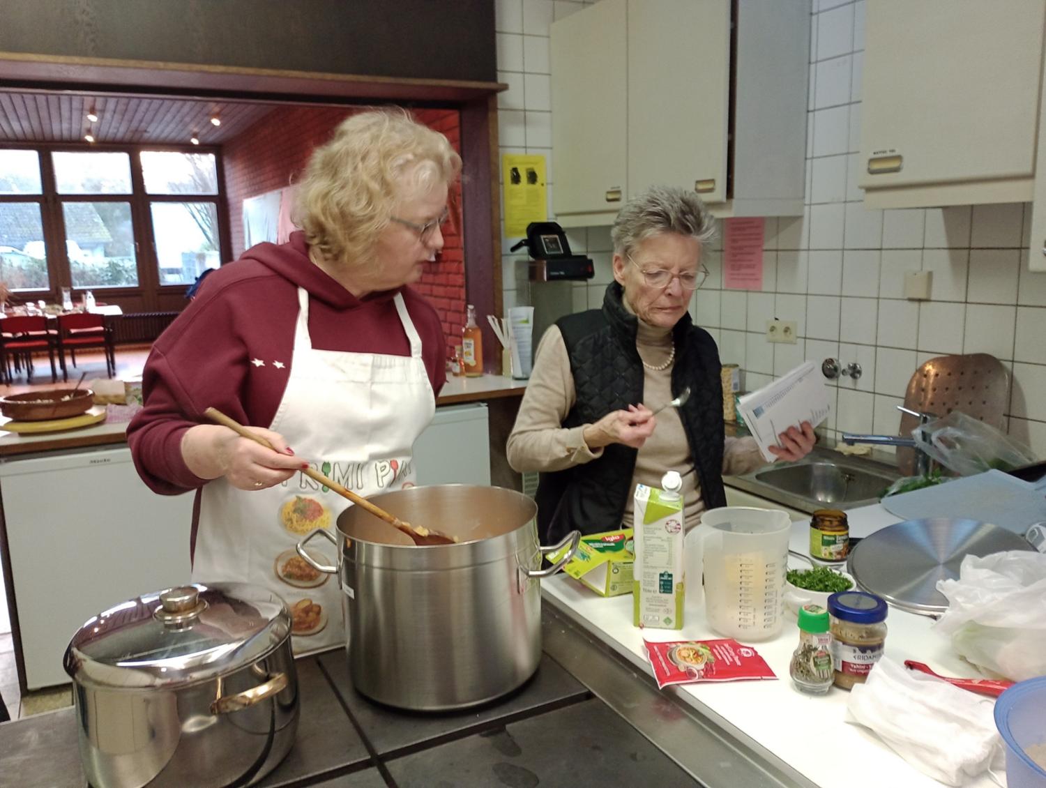 Beim Zubereiten der Speisen (c) Astrid Stäblein
