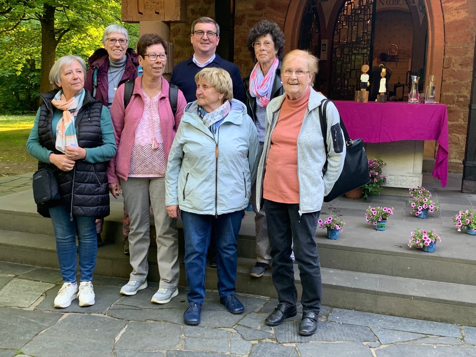 Die kfd-Frauen aus Altenstadt und Büdingen mit Pfarrer Wojcik vor der Kapelle der Liebfrauenheide bei Hainburg (c) kfd St. Andreas