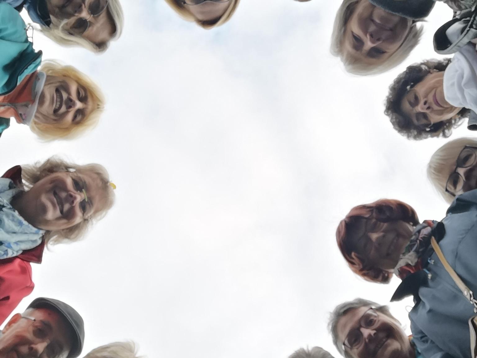 Gruppenbild mit Blick nach oben