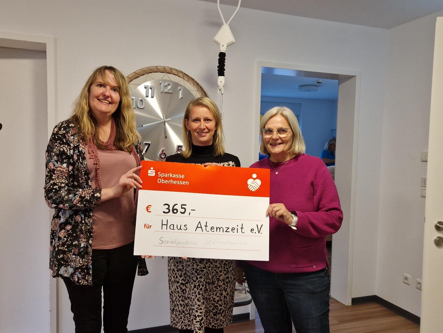 Spendenübergabe von links: A. Nebeling, E. Gette, I. Burkert